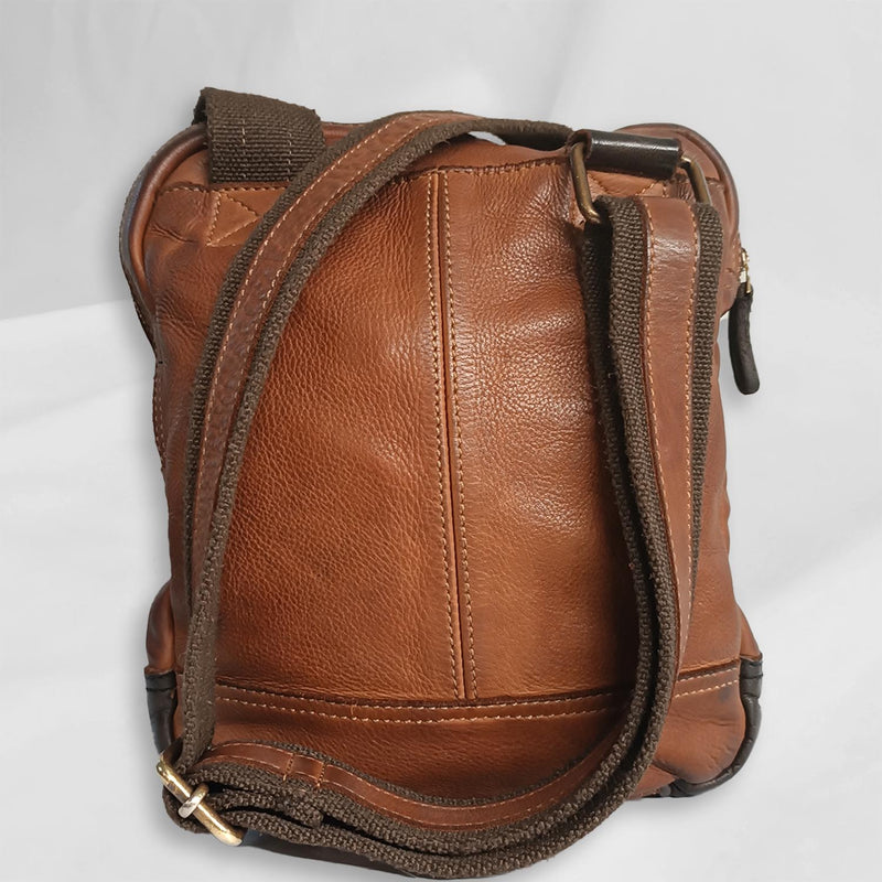 Tracolla in Pelle "Leather Flat Tablet CrossBody" con dettagli di telone camion riciclato